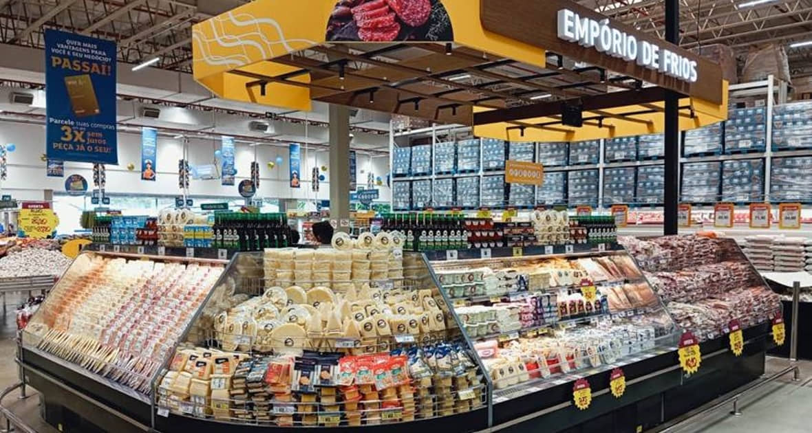 Loja de São Vicente agora conta com padaria e empório de frios