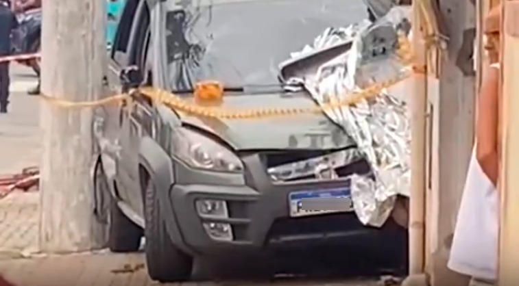 Carro atingiu muro depois de atropelar as vítimas