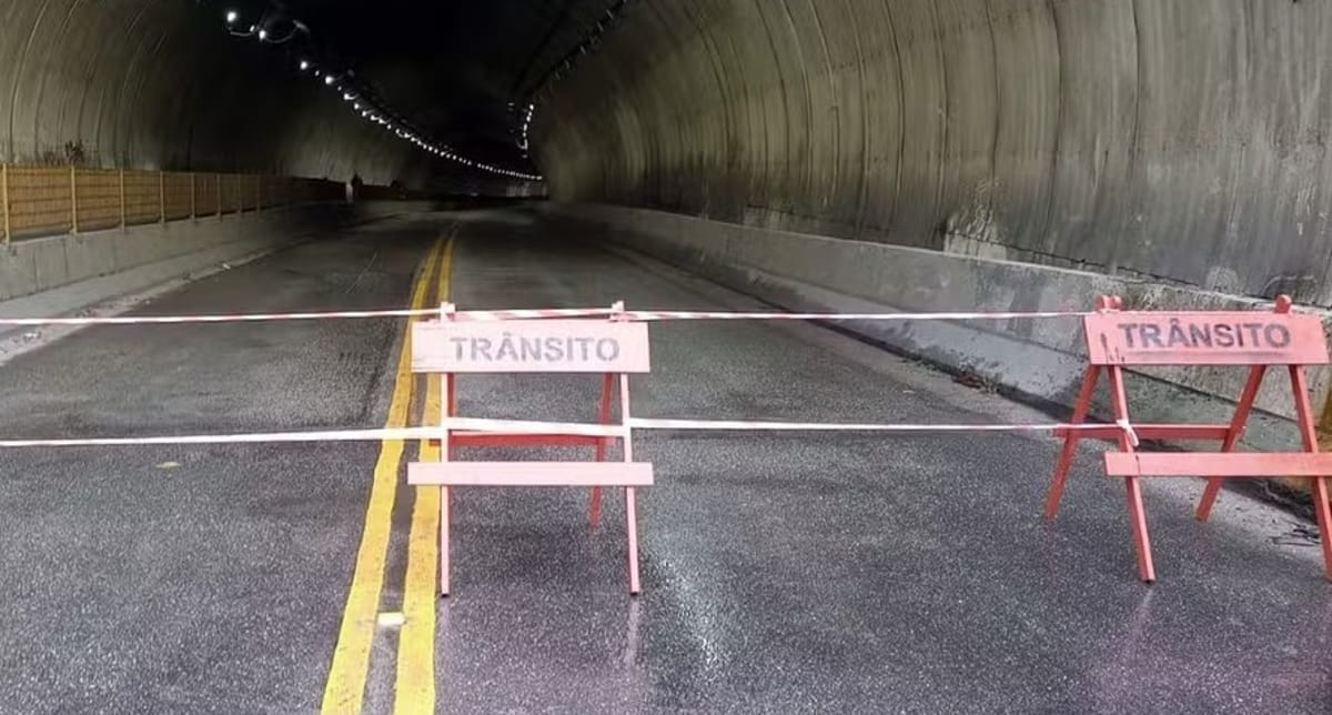 A Avenida Santos Dumont, em Guarujá, sofreu com o bloqueio e apresentou trânsito intenso na região