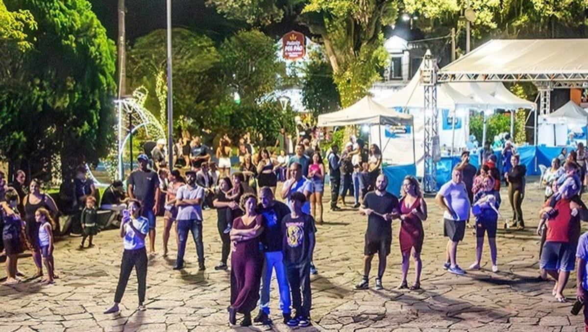 As festividades começam sempre às 18 horas, na Praça Narciso de Andrade