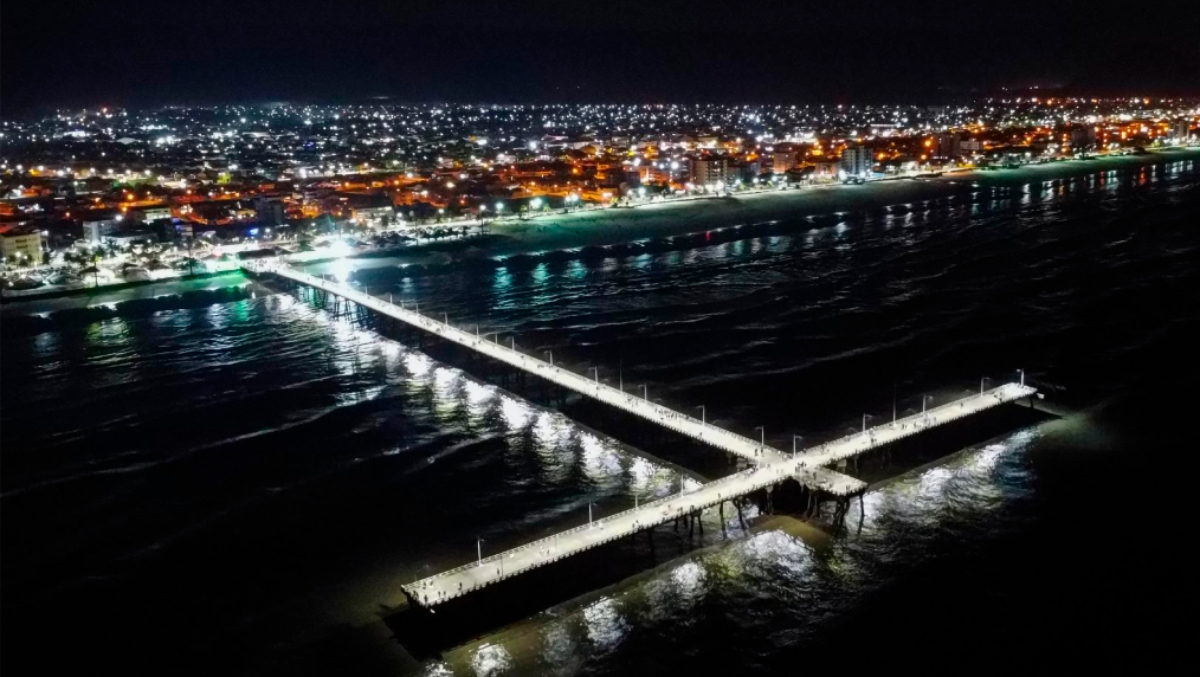 Já durante a noite, o espetáculo continua com o surf noturno, futevôlei, jiu-jitsu e muay thai