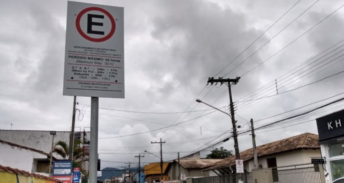 O valor cobrado continuará R$2,00 a hora na região central e R$20,00 pelo estacionamento em praias