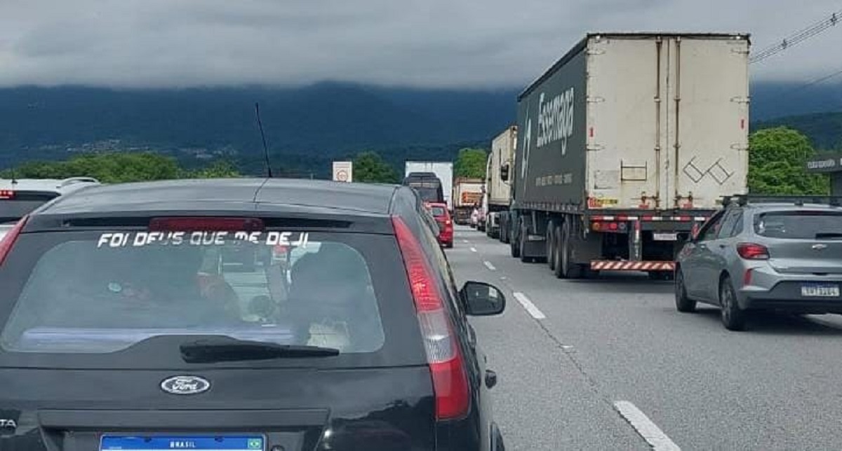 No sentido São Paulo, a Rodovia dos Imigrantes tem congestionamento do km 62 ao km 50