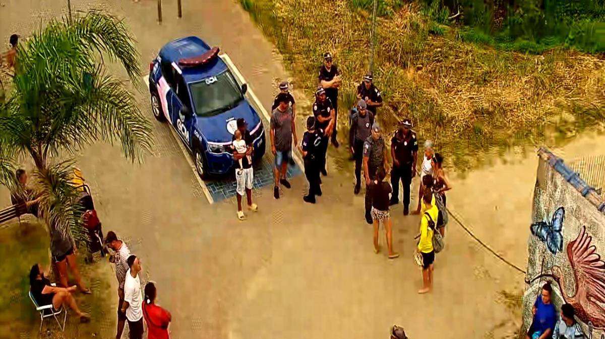 Viaturas da GCM, da Fiscalização municipal e da PM chegaram para tentar resolver o problema