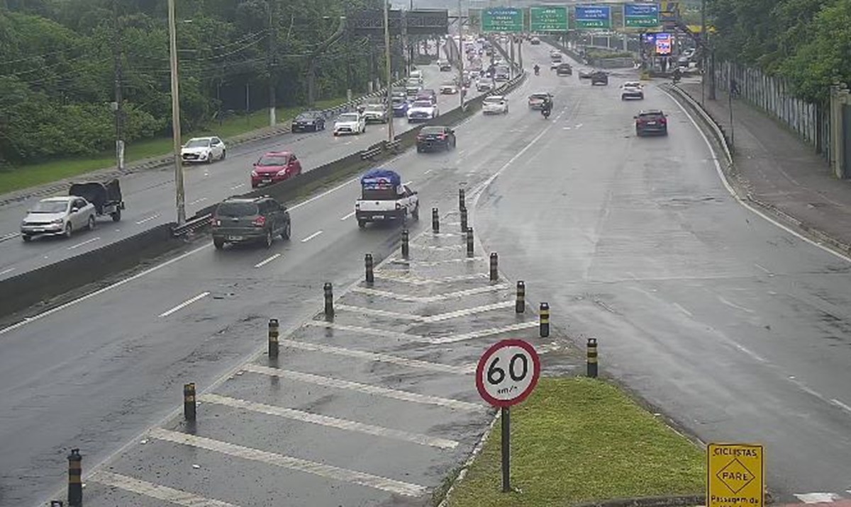 Trânsito é intenso na chegada a Praia Grande