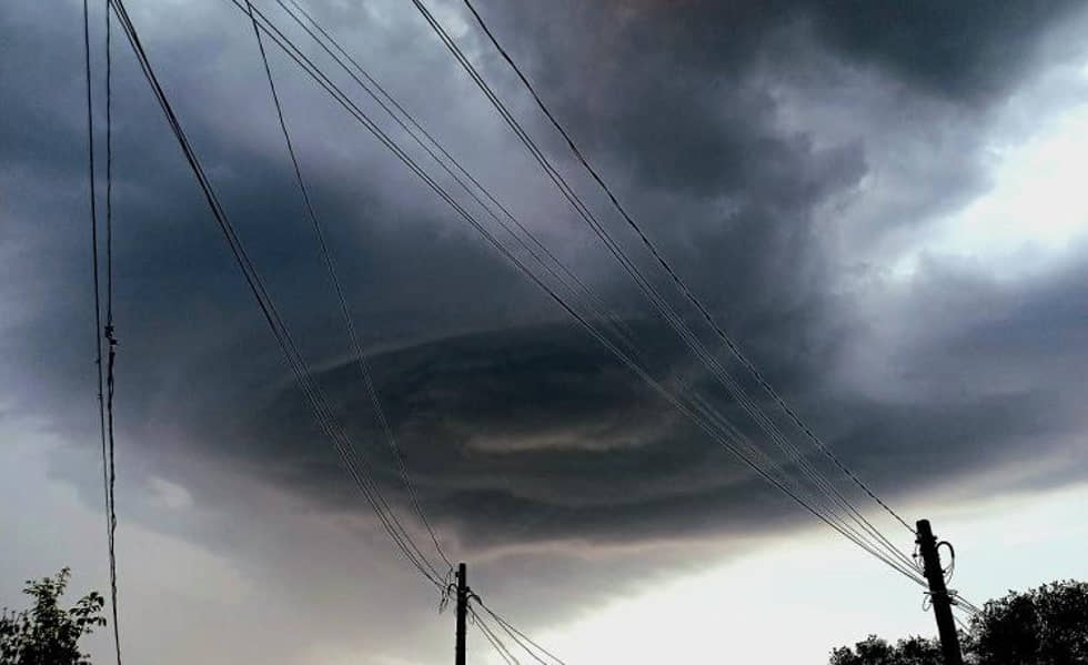 Nuvens formam figura assustadora no céu de São Vicente, no litoral de SP