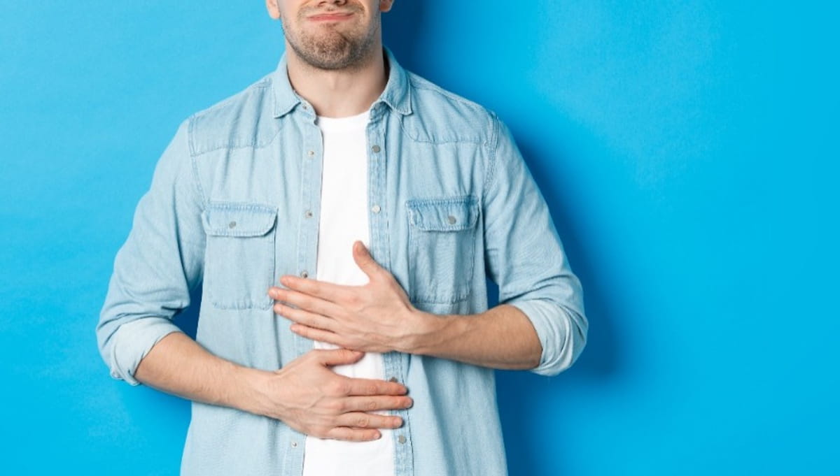 Os sintomas típicos são queimação no estômago, azia, dor no peito, enjoo, regurgitação, tosse