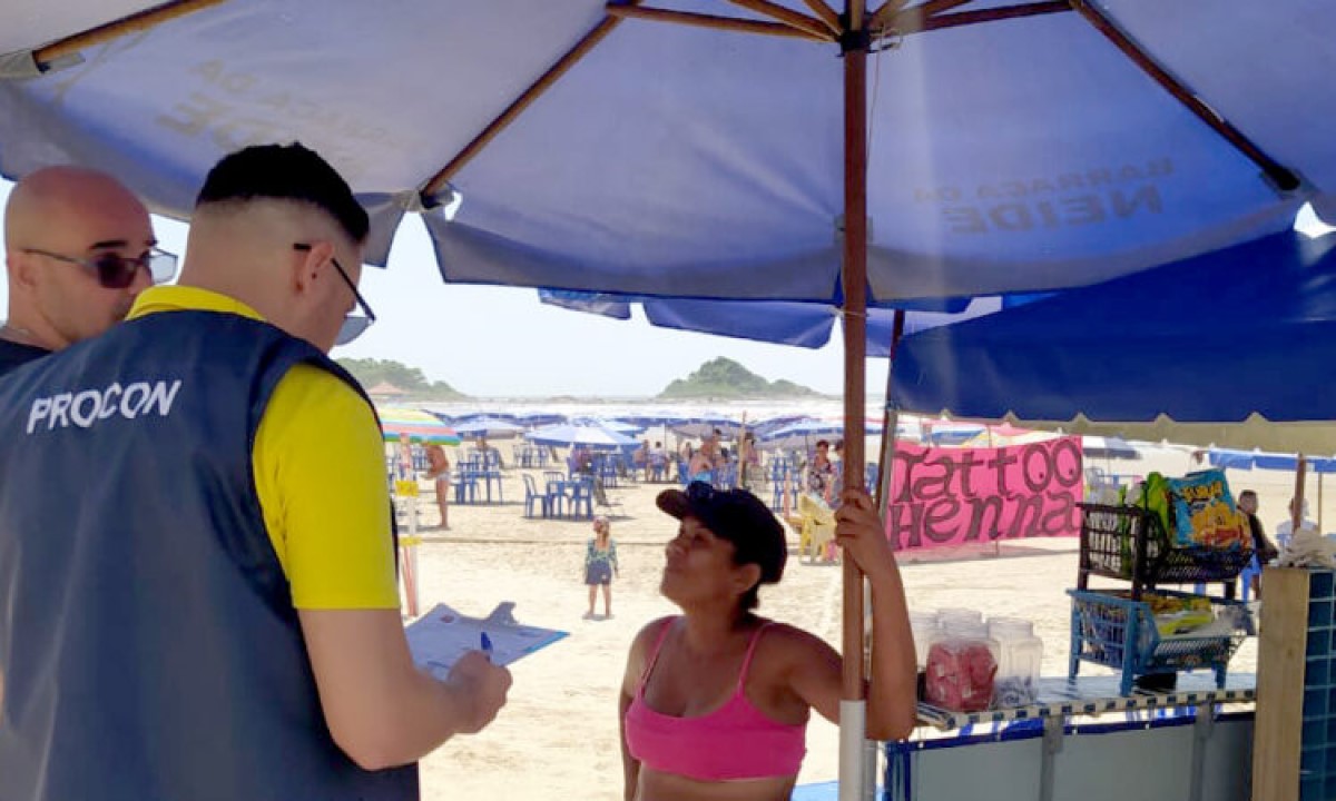 Faixa de areia das praias é um dos pontos estratégicos da operação
