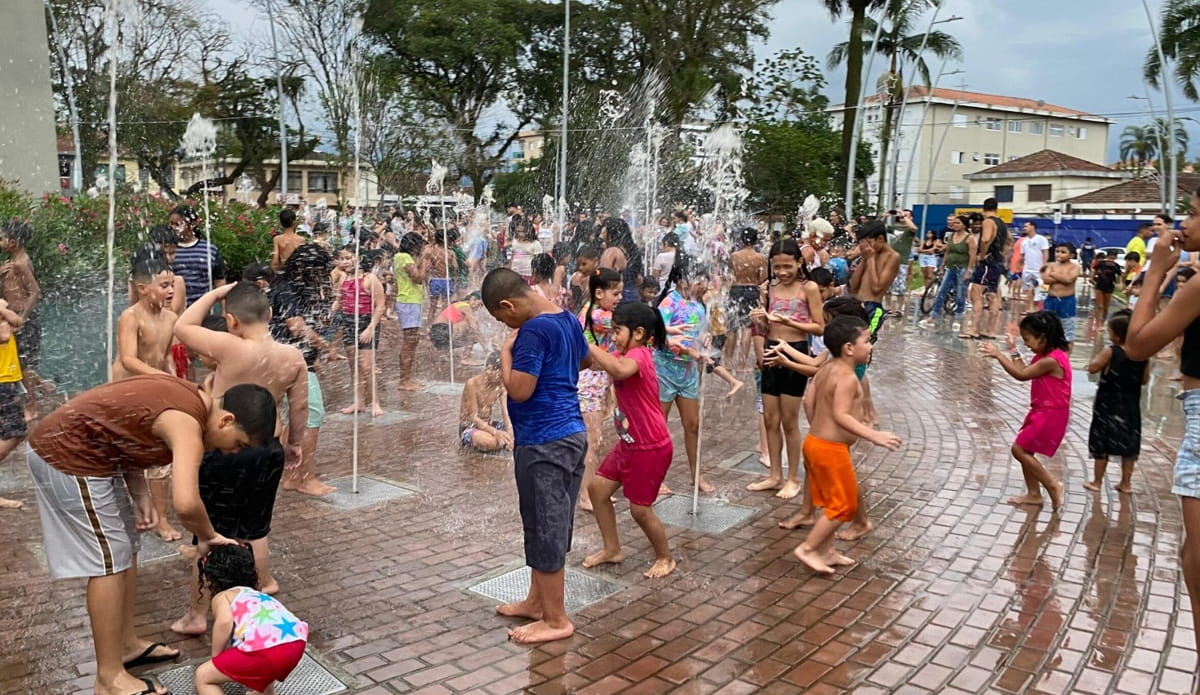 Localizada na Praça Independência, no Jardim Casqueiro, a fonte é automatizada