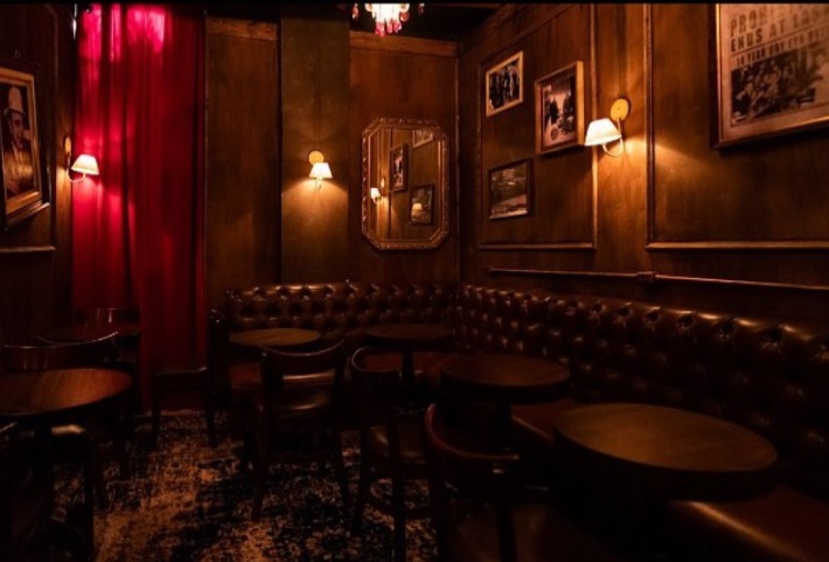 Bar está escondido "dentro" da geladeira de um outro estabelecimento, em algum endereço de São Paulo