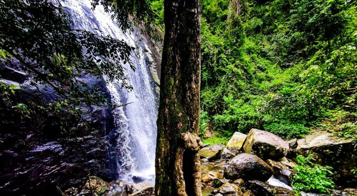 A Cachoeira dos Três Tombos foi fechada em 2022 devido a fissuras no paredão da queda d'água