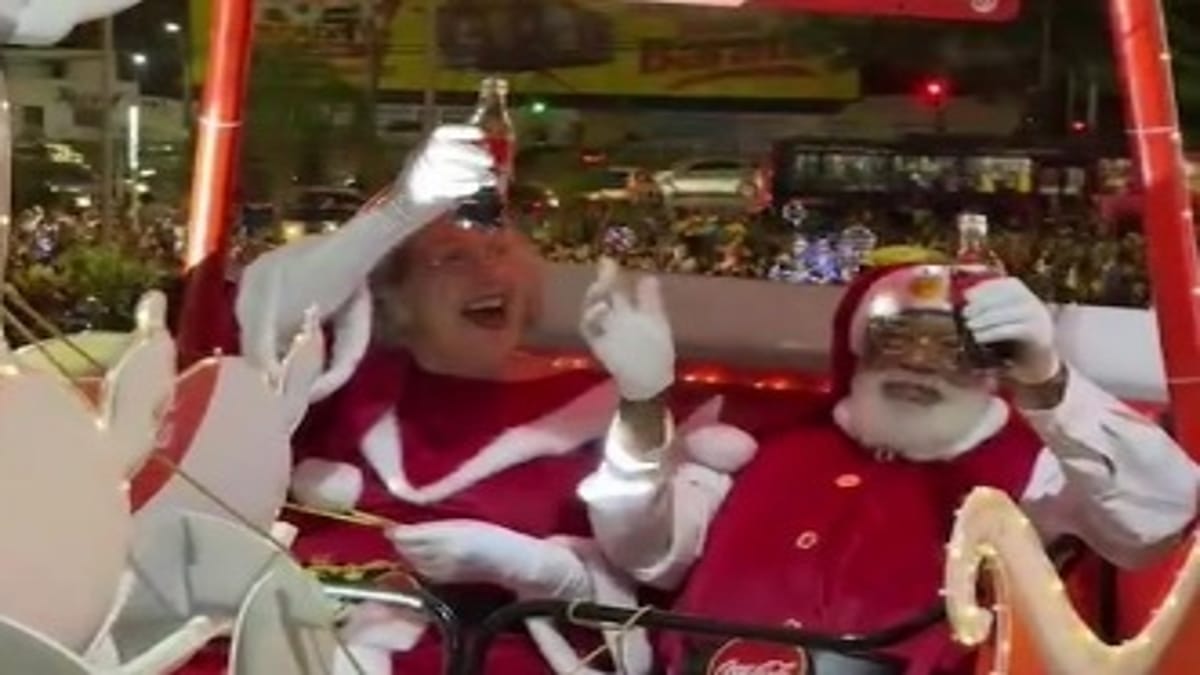 Papai Noel chega com grande estilo para a Caravana da Coca-Cola