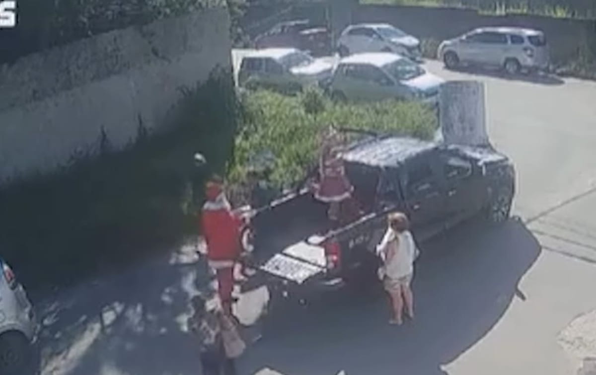 No vídeo é possível ver a dupla chegando de moto e abordando o motorista que levava o Papai Noel e os ajudantes