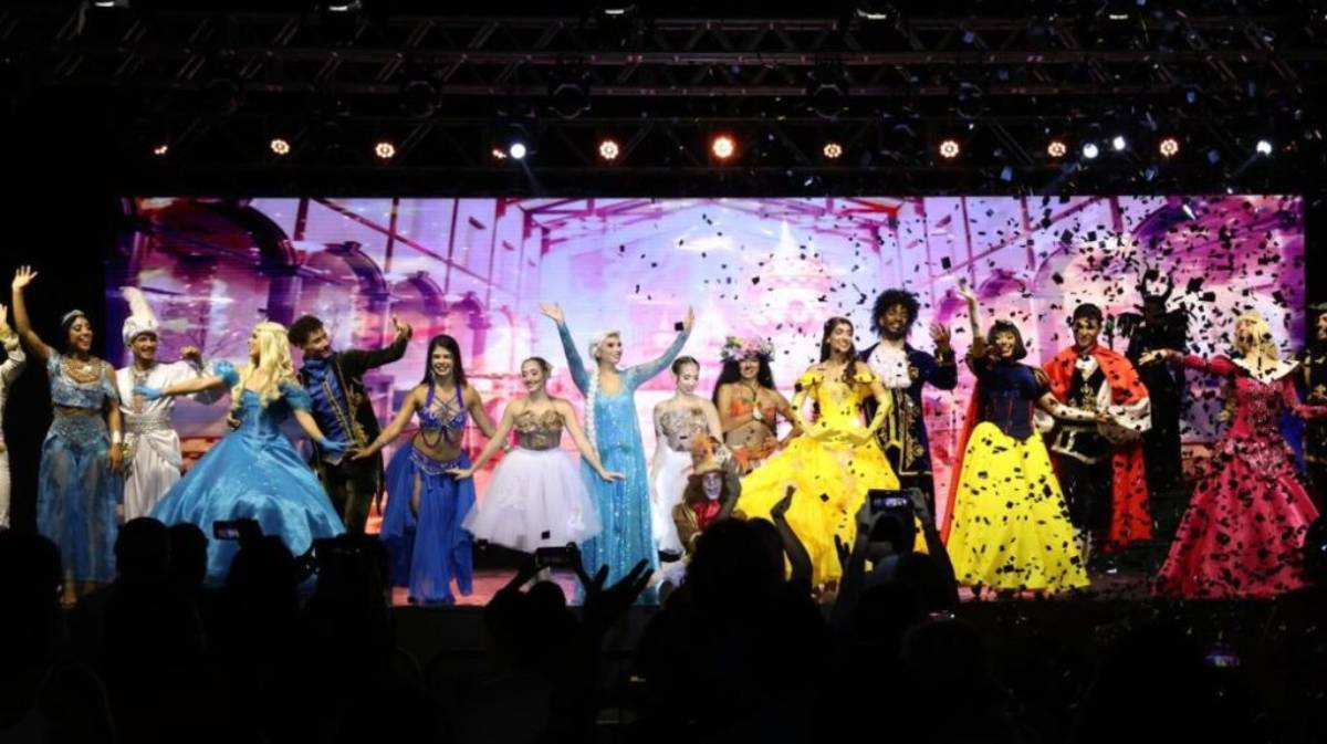 O Parque está todo iluminado e decorado, caracterizando uma festa lúdica e com a magia do Natal