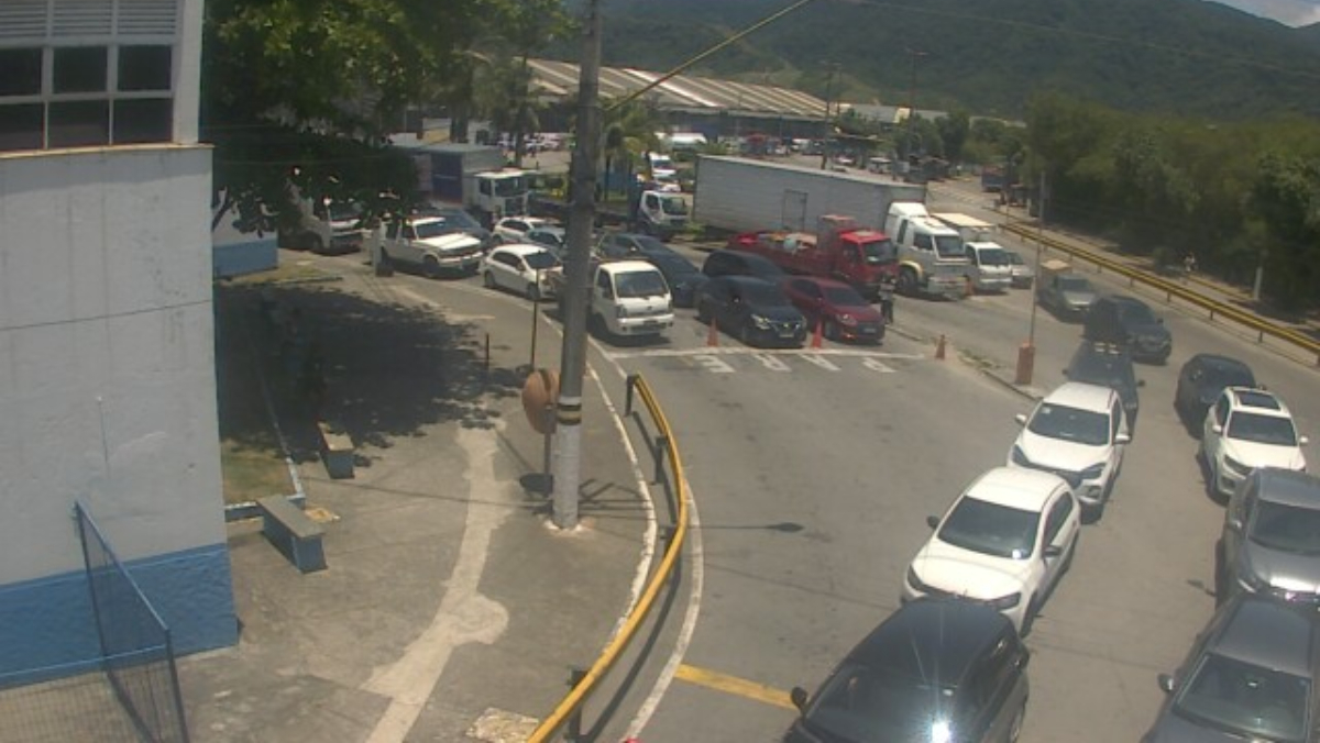 Enfrenta o tempo de espera de 120 minutos na balsa de São Sebastião para Ilhabela