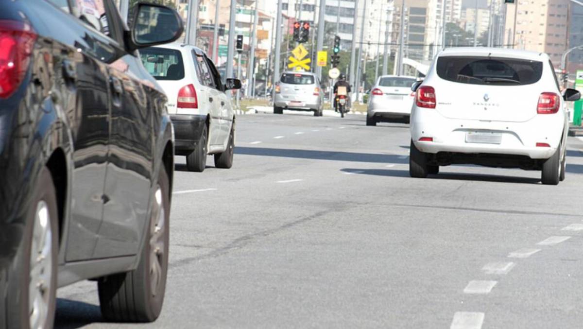 A Companhia de Engenharia de Tráfego (CET-Santos) sinaliza as áreas bloqueadas