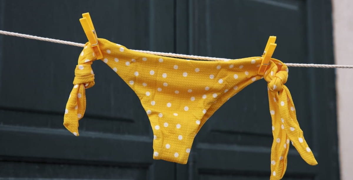 Muitas pessoas costumam lavar roupas íntimas durante o banho, mas essa prática é a certa?