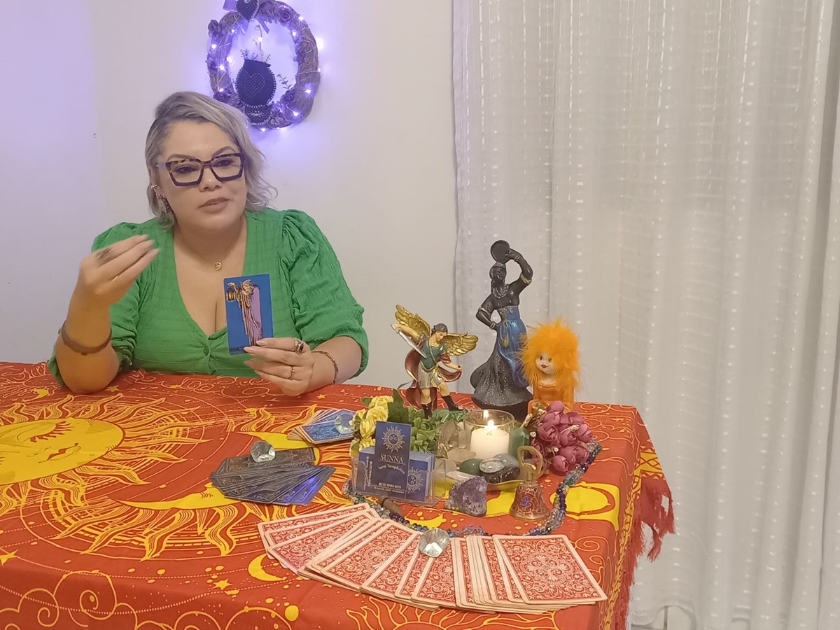 Sunna é taróloga terapêutica há 20 anos