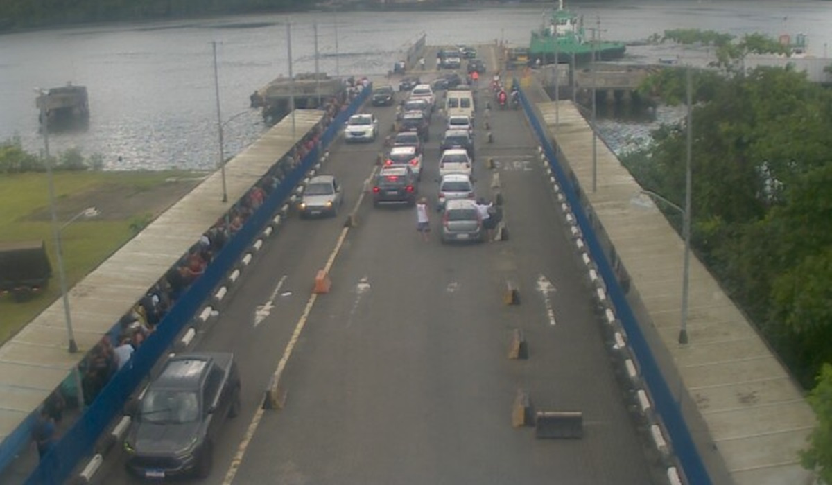 Travessia entre Guarujá e Bertioga tem espera de 40 minutos
