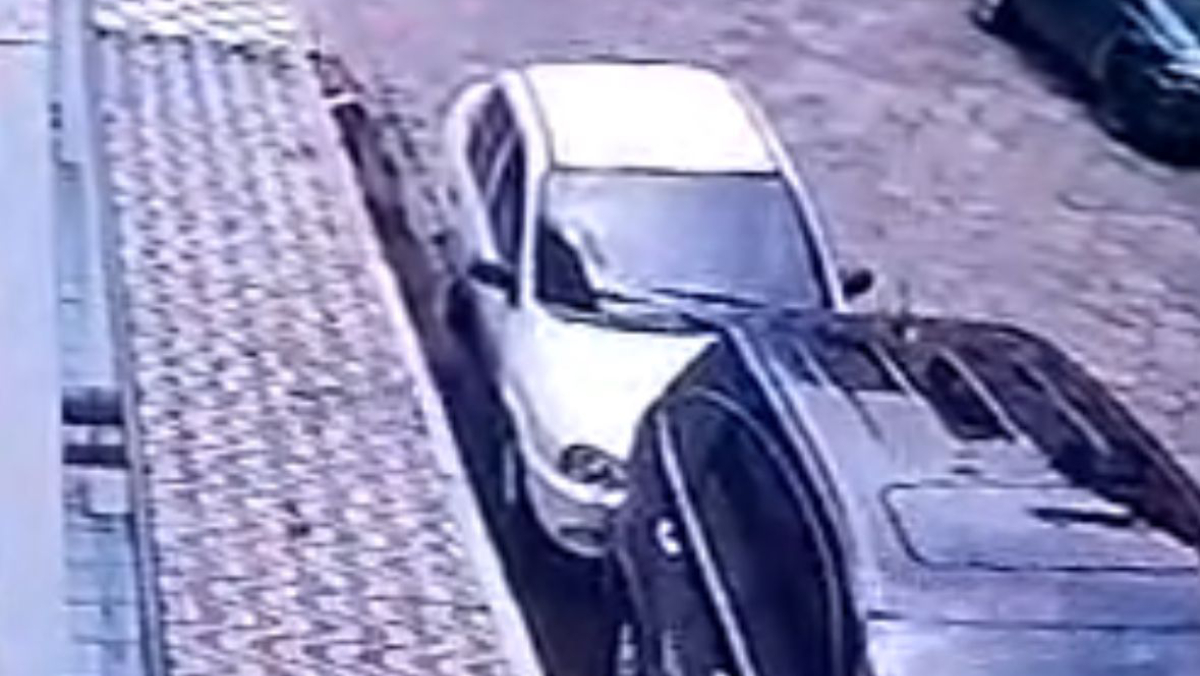 O veículo estava estacionado na rua Peru, na altura do número 129, no bairro Guilhermina