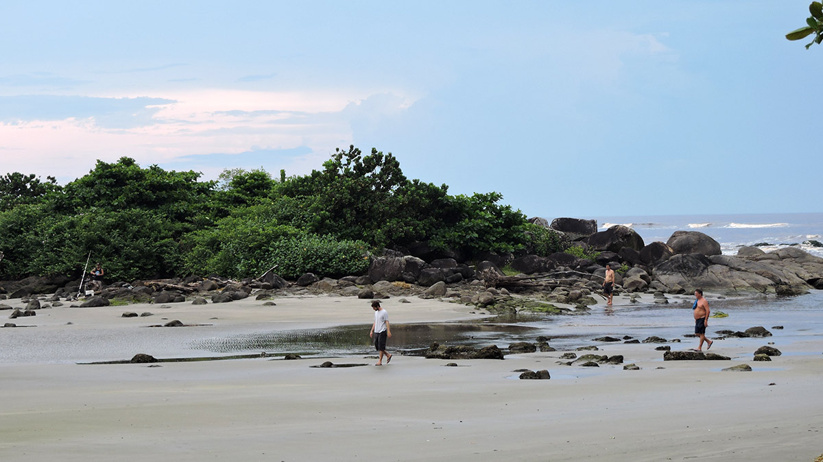 Ao final da trilha o visitante chega à Praia da Saudade, pequena e aconchegante