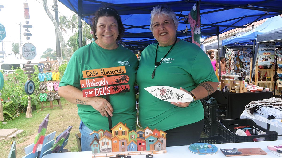 Placas coloridas com frases inspiradoras são as preferidas do público em Itanhaém