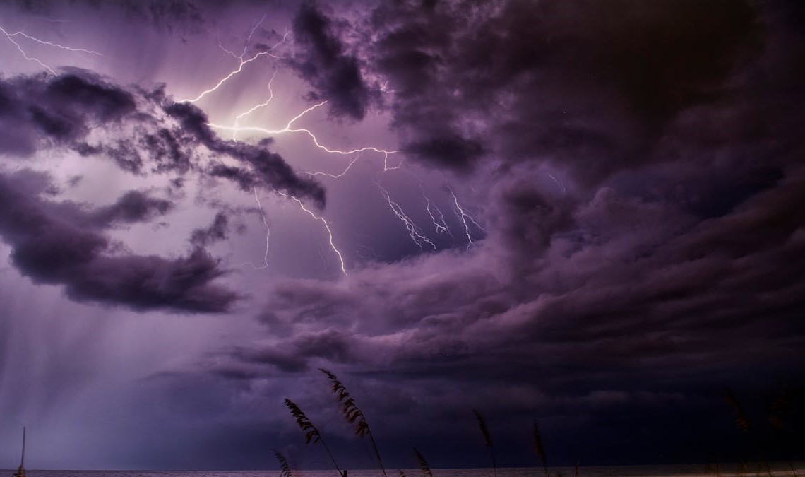 ZCAS vai ficar no litoral de SP até a noite de domingo, com potencial para tempestades severas