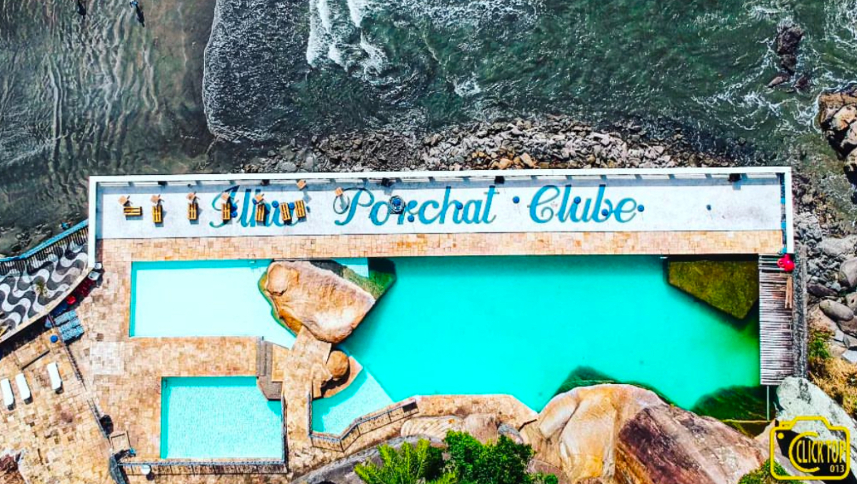 O principal atrativo do clube Piscina do Ilha são as três piscinas naturais