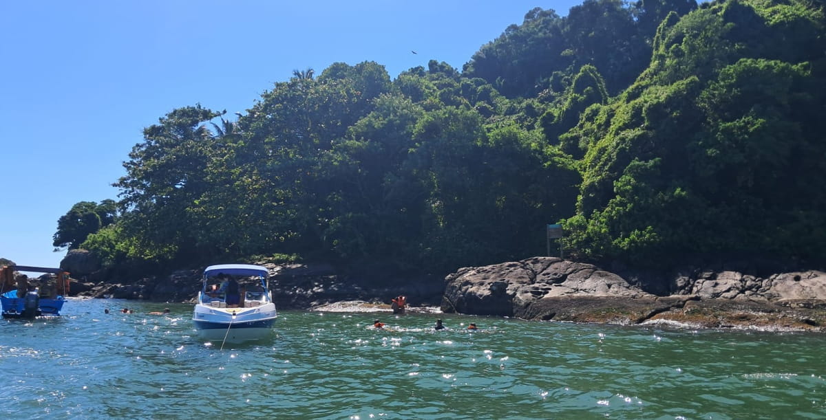A Ilha do Guaraú tem diversas opções de lazer, como stand-up, paddle, caiaque e mergulho com snorkel