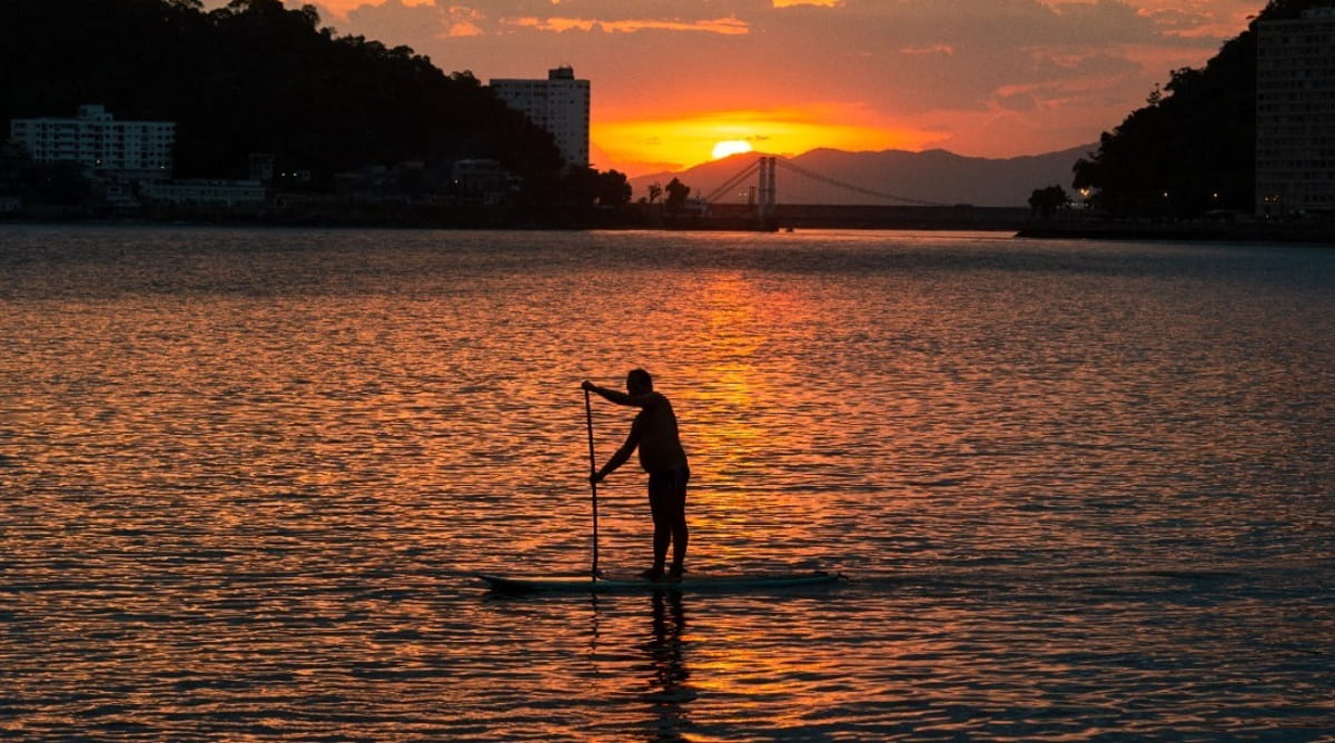 No local podem ser encontrados lugares para aluguel de pedalinhos, standup paddle e caiaques