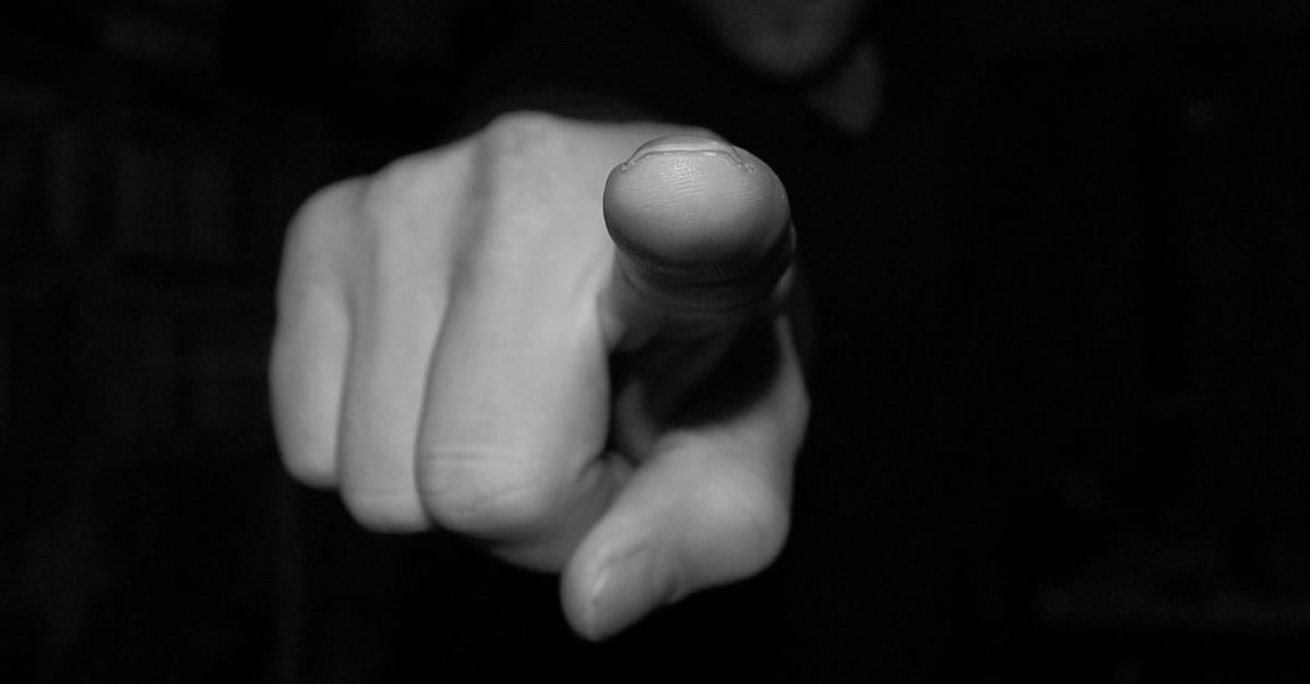 O indivíduo tem medo de fazer tarefas para evitar falhas e pode até fugir de possibilidades conquistadas com muito suor