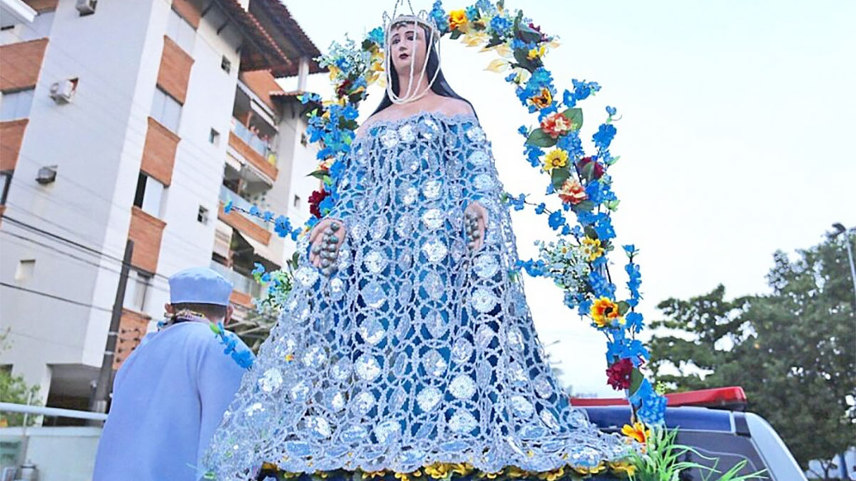 A estátua foi adquirida com verba pública - custou cerca de R$ 45 mil