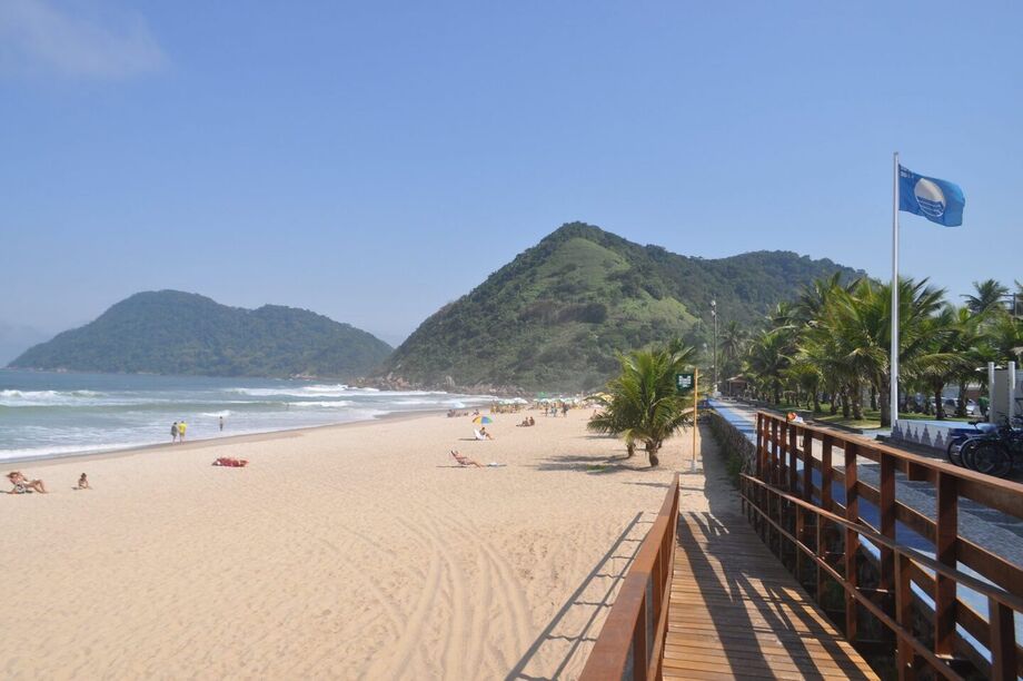 Praia do Tombo se destaca por suas águas cristalinas e sua infraestrutura