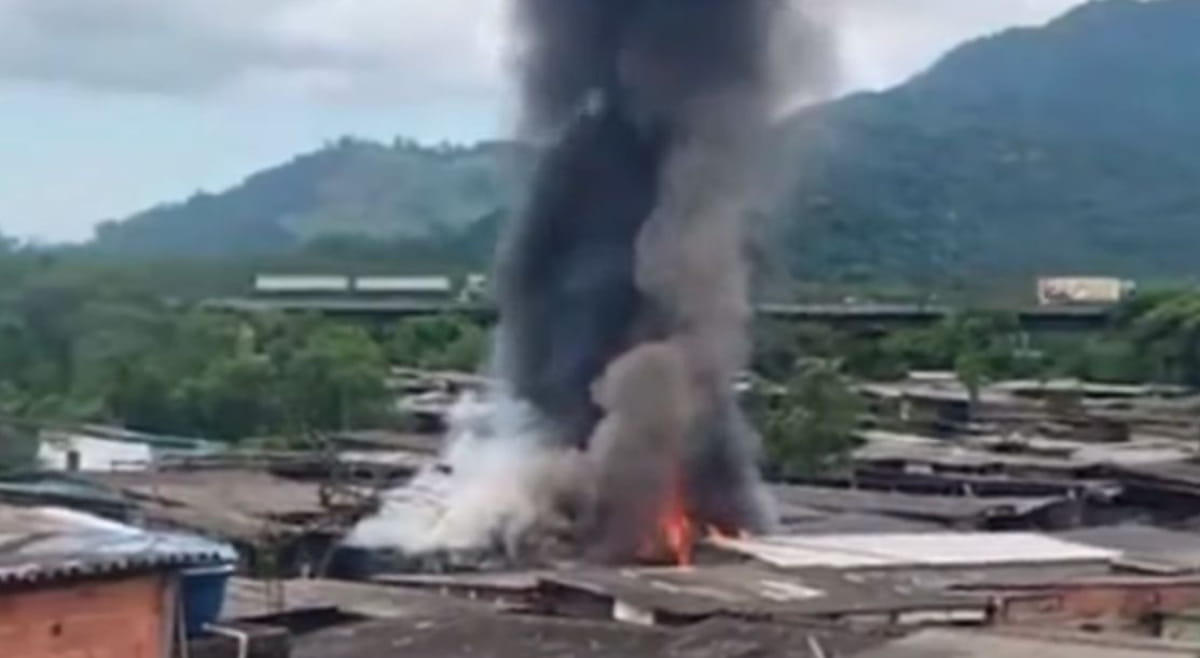 O incêndio acontece no Morro do Índio, em Cubatão