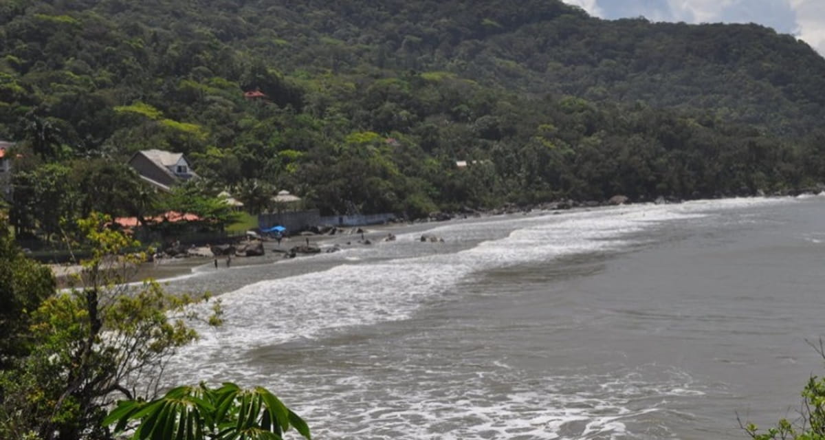 A Prainha, localizada em Peruíbe, fica no sopé da preservada Serra dos Itatins e possui mata fechada exuberante