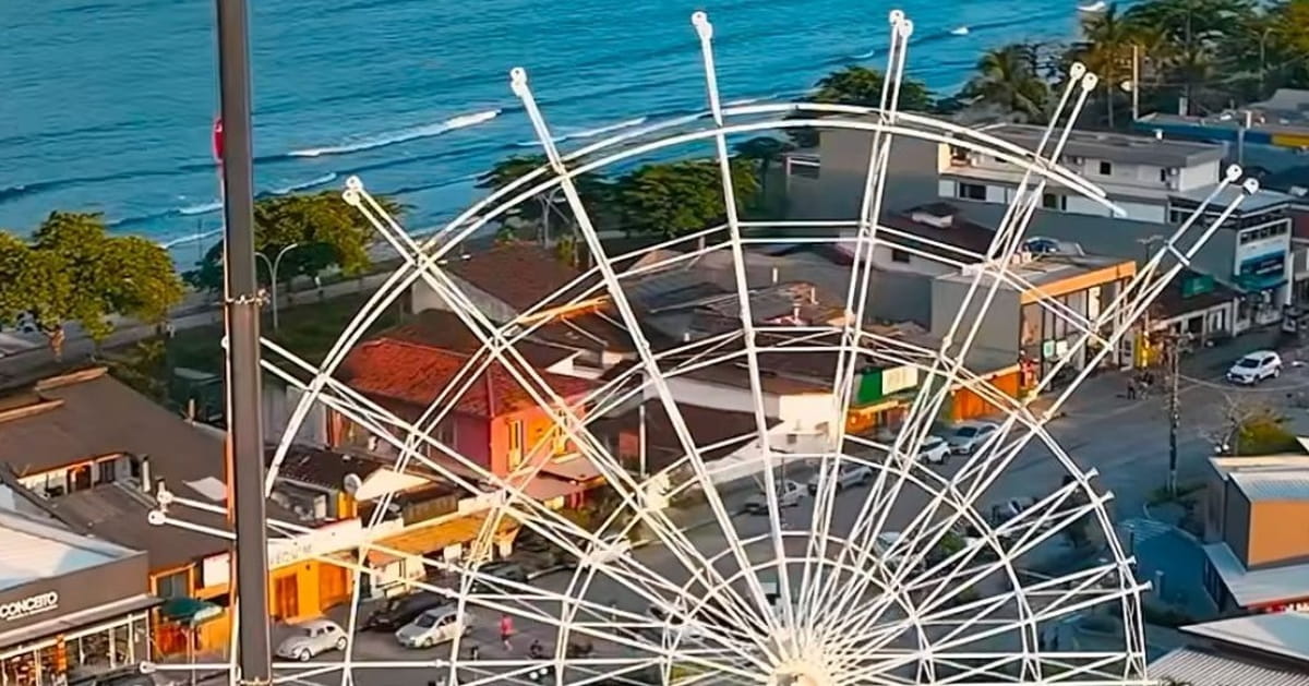 No passeio é possível observar o Pico do Corcovado, a Serra do Mar, a Baía do Itaguá e as praias da cidade