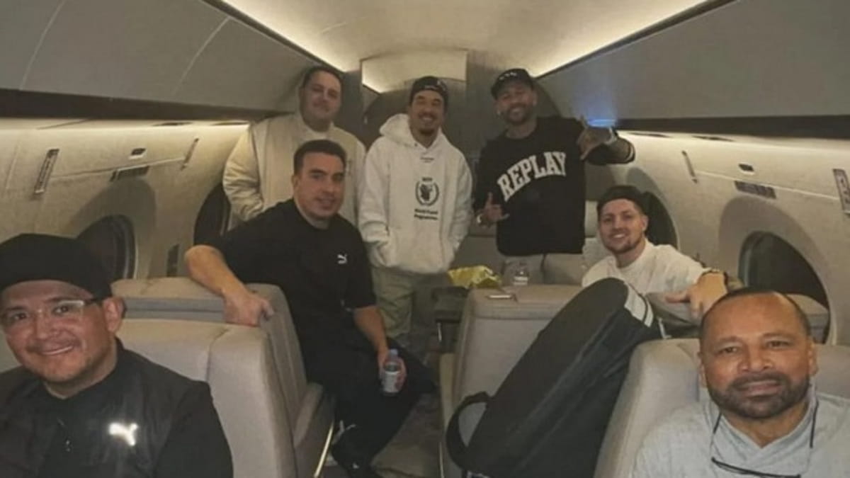 Neymar, seu pai e seus amigos voltando ao Brasil durante voo