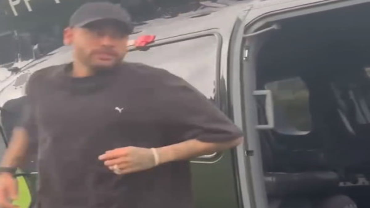 Neymar chega ao CT Rei Pelé