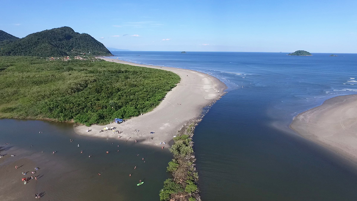 A praia do Guaraú, em Peruíbe, é o destino certo para quem quer curtir uma praia de beleza única