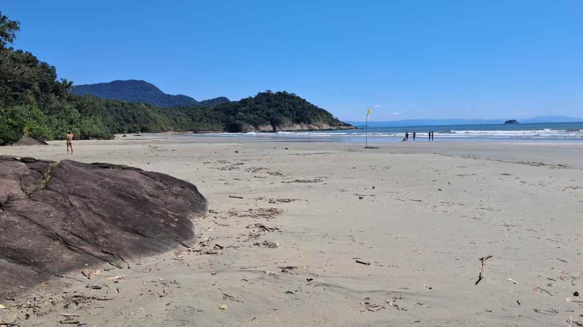 Por trilha, o visitante deve contratar um Monitor Ambiental e passar com ele de barco o rio do Guaraú