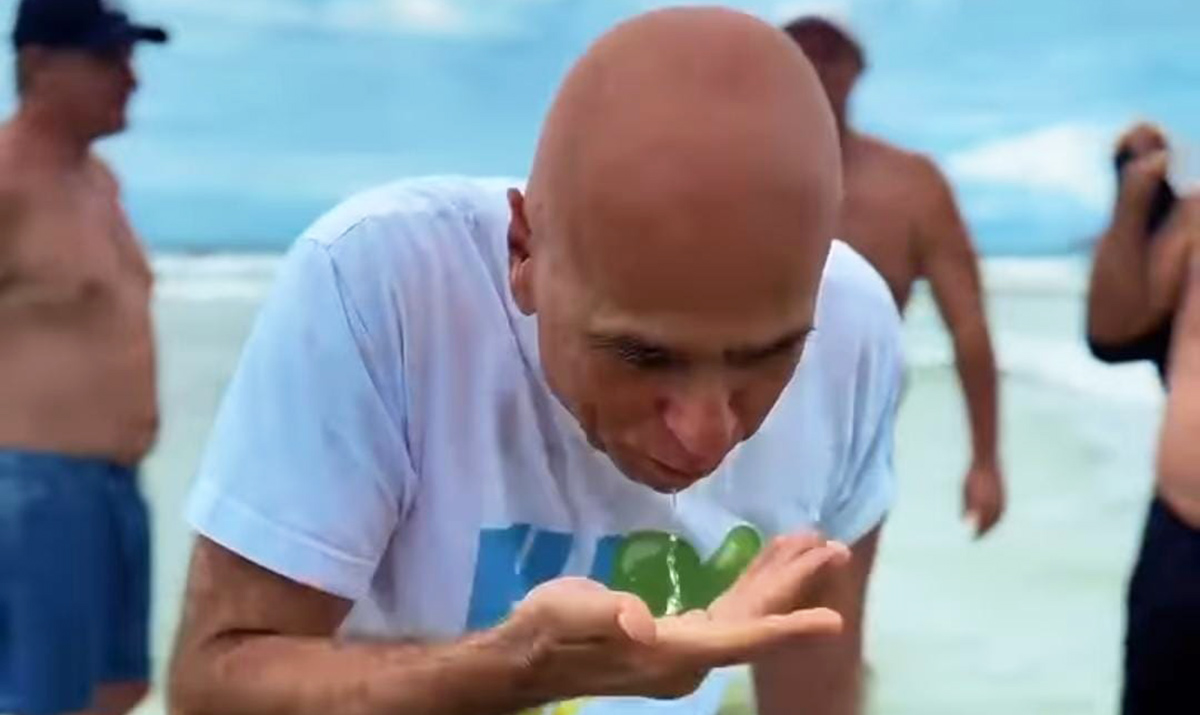 Farid Madi entrou no mar e tomou a água para certificar o lindo momento de verão