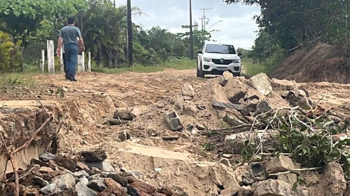 A preocupação maior é que o mar chegue até o rio que fica atrás das casas e forme uma nova foz