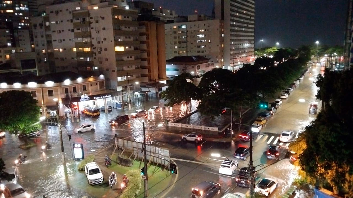 Na Avenida Pinheiro Machado o trânsito também estava caótico