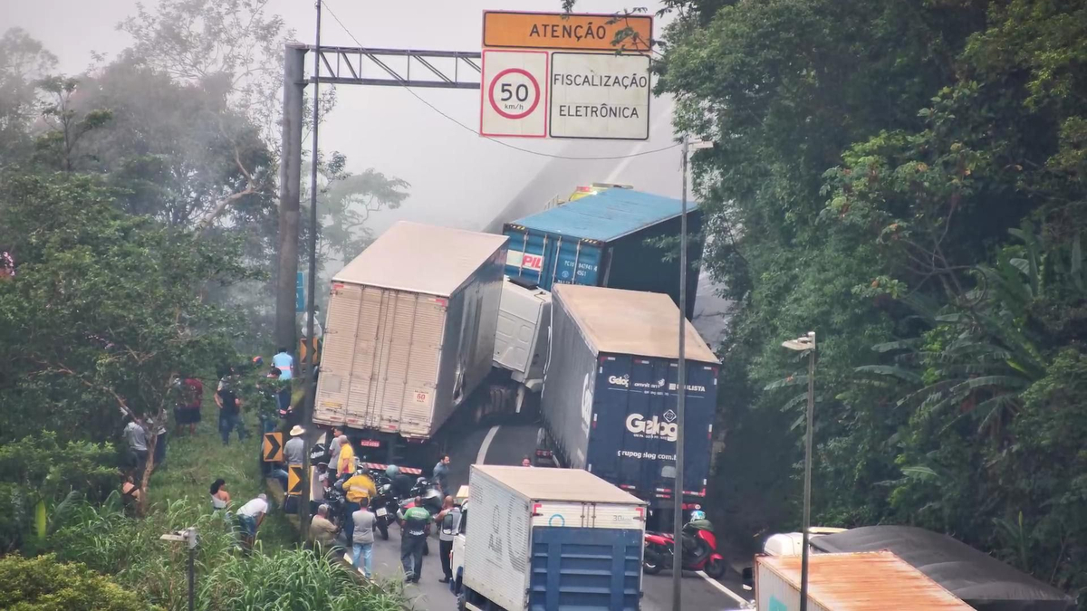 De acordo com a Artesp, duas carretas já foram retiradas do local pelo guincho