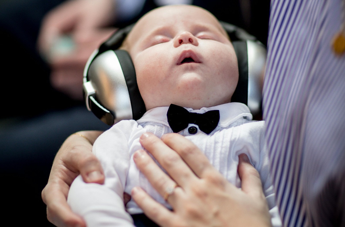 Vídeos de bebês dormindo ao som de 'Xote da Alegria' viralizaram nas redes sociais