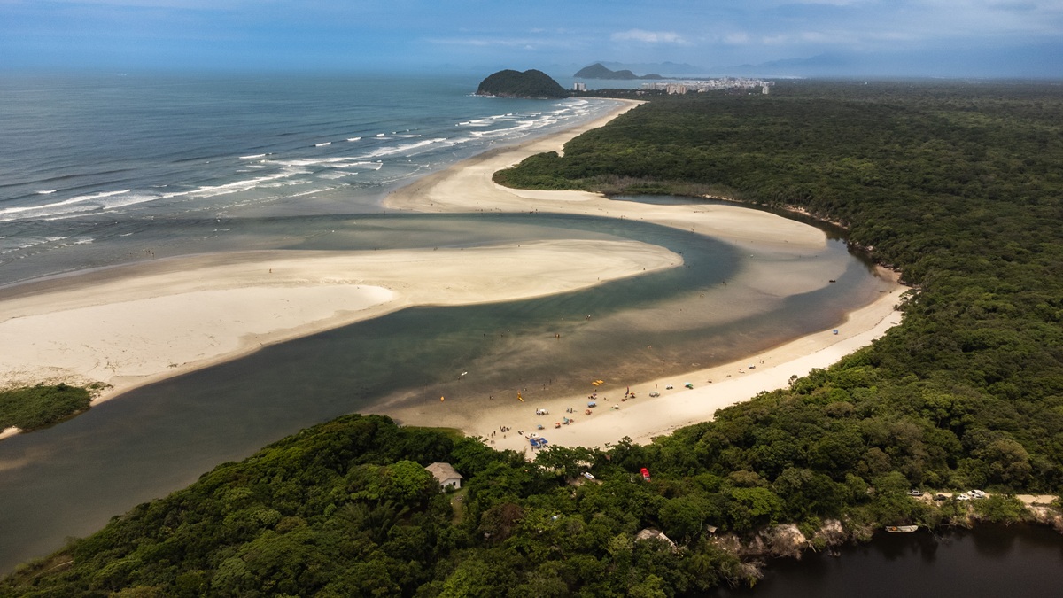 Praia de Itaguaré, em Bertioga, é uma área de preservação ambiental