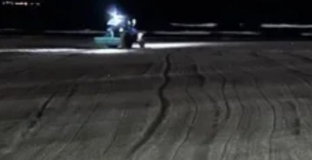 A limpeza da praia ocorre a partir das 21h, buscando minimizar o impacto aos moradores e turistas