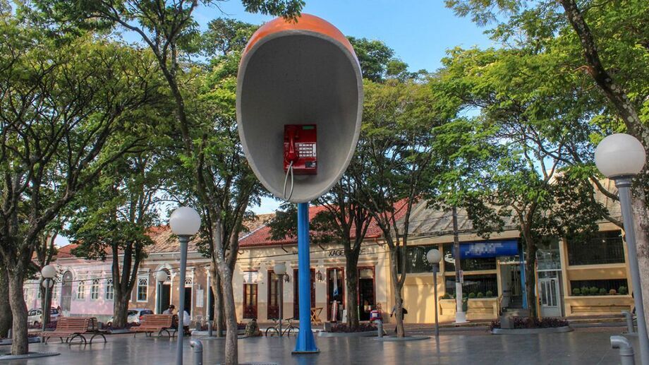 Entre as atrações mais famosas, destaca-se o orelhão gigante, instalado nos anos 1970