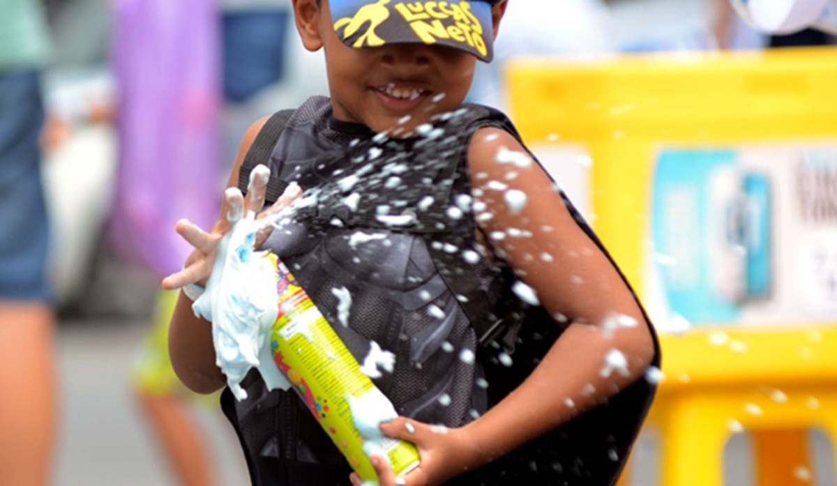 Folia de Espuma é gratuita e acontece no chafariz do Outlet Premium Imigrantes