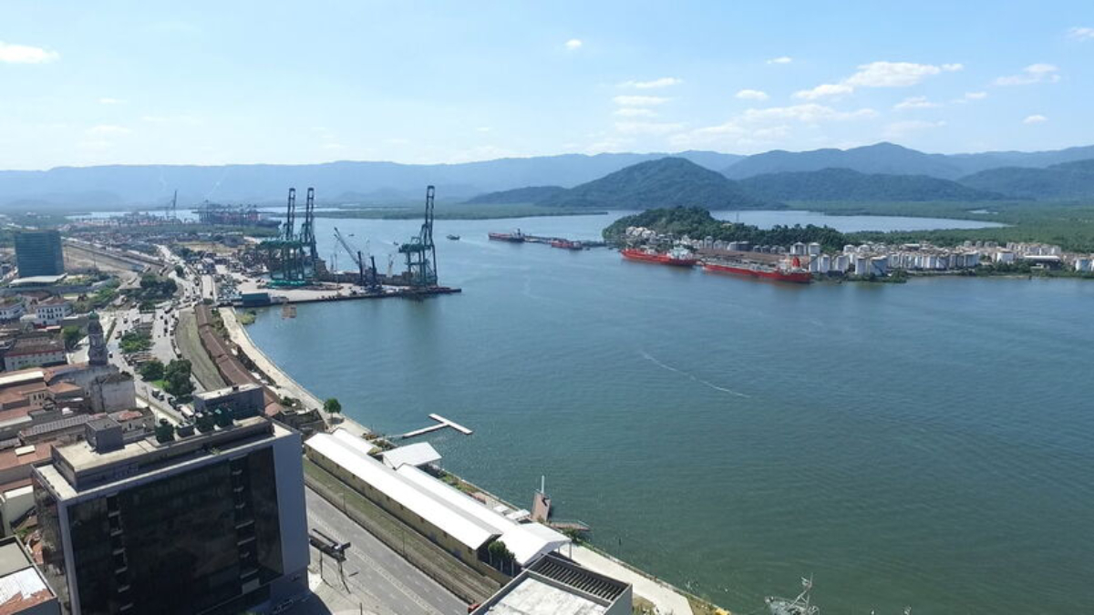 Sancionada em 12 de agosto de 2010, a legislação federal estabelece a chamada logística reversa